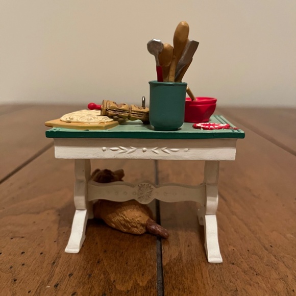 Hallmark Keepsake Mrs. Claus's Kitchen Table 2012 Limited Edition (REPAIRED) - Picture 8 of 14